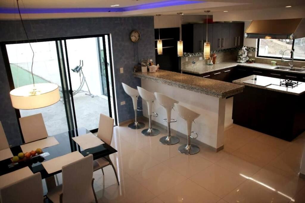 Espectacular Casa Grande Vacacional En Manta!